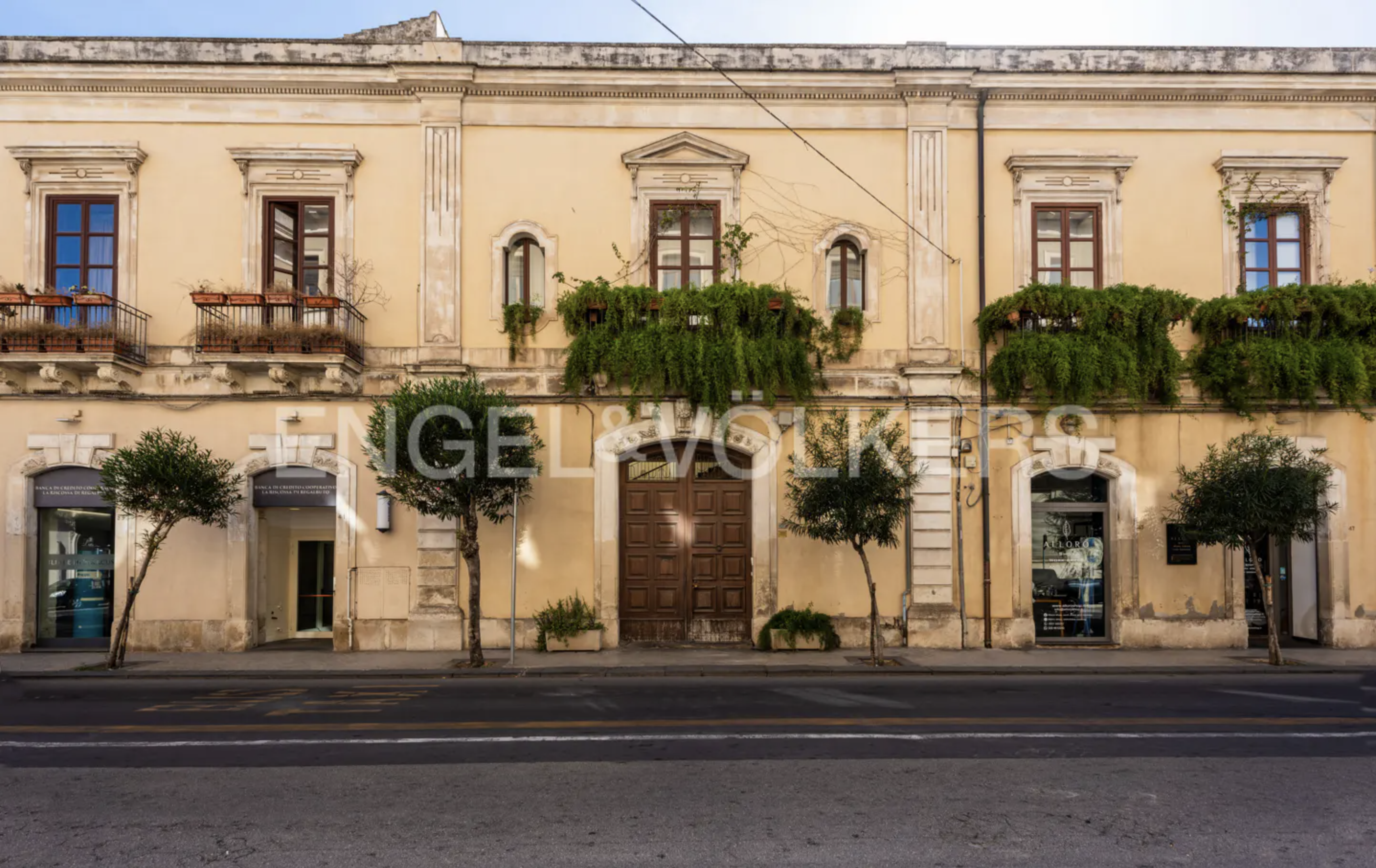 Homes for €75k: sicilian chic & french traditional