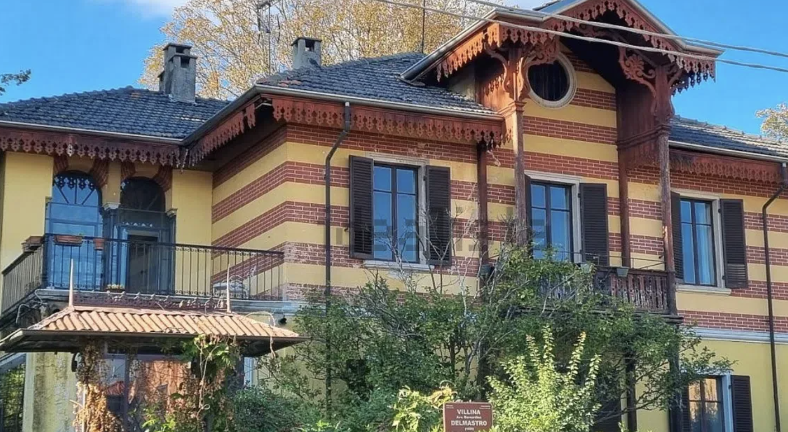 Lakeside villa for sale
